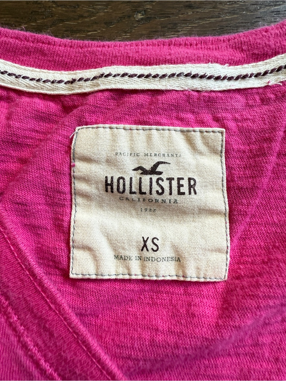 Vintage Y2K Hollister Women's V-Neck Tee in Bright Pink - Picture 2 of 5